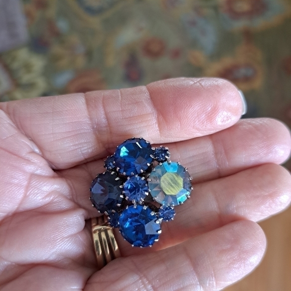 Vintage style retro Austrian crystal clip on 50s type earrings - Picture 4 of 4